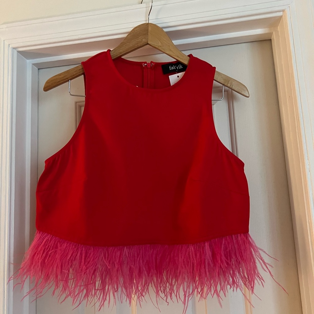 Crop feathered top